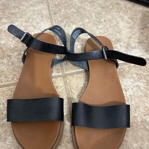 Universal Thread Black and Brown Flat Ankle Strap Sandals